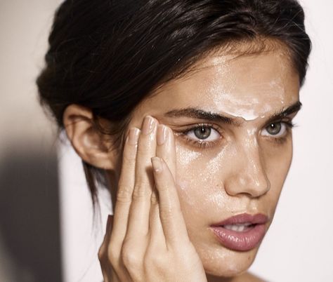 Sara Sampaio stars in Cosmopolitan's March issue Basic Skin Care Routine, Sara Sampaio, Vogue Beauty, Female Fitness, Donut Glaze, Fitness Model, Beauty Secrets, Clear Skin, Maquillaje De Ojos