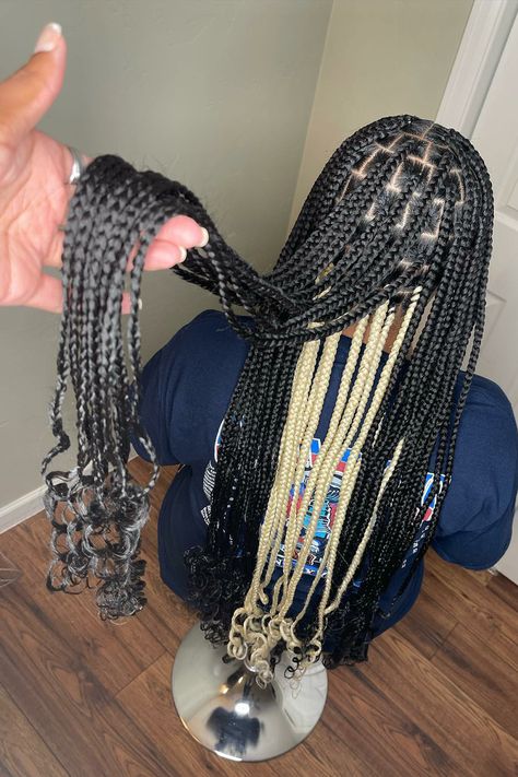 Peekaboo Braids Peekaboo Braids Ginger, Black Peekaboo Braids, Blonde Peekaboo Braids, Peekaboo Braids With Beads, Blonde Peekaboo, Peekaboo Braids, Peekaboo Color, Weave Hairstyles Braided, Cute Box Braids