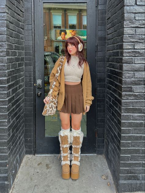 Brown Mini Skirt Outfit, Demonia Camel 311, Boots Winter Outfit, Layered Winter Outfits, Y2k Outfits Aesthetic, Brown Mini Skirt, Y2k Mini Skirt, Bratz Inspired Outfits, Cold Outfits