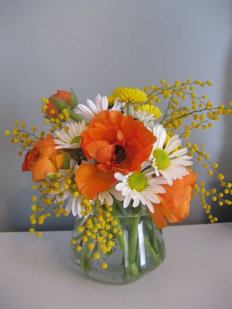 Simple Flower Arrangements, Small Floral Arrangements, Vase Flower Arrangements, Arreglos Ikebana, Vase Ideas, Small Flower Arrangements, Tafel Decor, Diy Arrangements, Flower Vase Arrangements