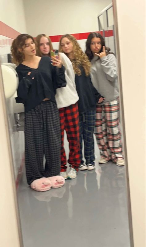 High School Pajama Day Cute Outfits, Pyjama Day Outfits School, Cute Outfits To Hangout With Friends, Pajama Day Aesthetic, Pajama Day Makeup, Pyjama Day At School, Aesthetic Sleepover Outfits, Pajamas To Wear To School, Pajamas Spirit Week