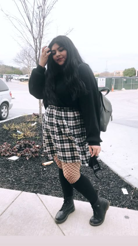 Plus size emo asthetic Boho Grunge Plus Size, Emo Goth Outfits Plus Size, Plus Size Emo Outfits Winter, Plus Alt Fashion, Fall Alternative Outfits Plus Size, Emo Clothes Plus Size, Plus Size Outfits Goth, Plus Size Emo Fashion, Rock Outfit Plus Size