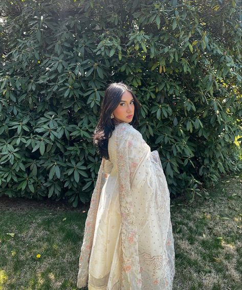 Eid Outfit Picture Ideas, Pose In Pakistani Suit, Poses For Pictures In Indian Wear, Poses In Eastern Dresses, Desi Outfit Pose Ideas, Eid Photo Inspiration, Eid Day Pictures Poses, Pose For Eid Pictures, Eid Poses Ideas Aesthetic