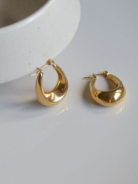 This oval hoop is the ideal jewelry for every occasion, as it is both simple and cool. Simply elegant french-styled huggie earrings. Sparkle and shine with hoop huggie earrings from now. ♥ SIGN UP for 10% OFF your first order: https://bit.ly/3olIlWf ♥ DETAILS - Size: details in the photos - Weight: 3.5g / 0.0077lb (each hoop earring) - Materials: Stainless steel, 18k gold plating. - Nickel-free, anti-corrosion, tarnish-resistant, and hypoallergenic. - Allergy-free earrings: safe for sensitive sk Cool Earrings, Cool Jewelry, Earrings Sparkle, Pretty Jewelry Necklaces, Oval Hoop Earrings, Style Français, Earrings Teardrop, Minimal Earrings, Light Earrings