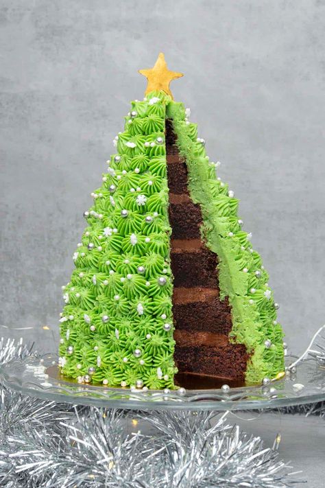 Christmas tree cake on a cake cake stand Dessert Christmas Tree, Sweet Christmas Tree, Cake Meme, Cute Treats, Christmas Tree Desserts, Dip Healthy, Desserts For Kids, Dessert Christmas, Delicious Christmas Desserts