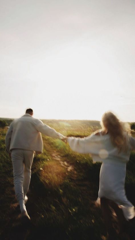 Simple Couple Photoshoot Outdoor, Grass Field Photoshoot Couples, Fall Couple Photos Aesthetic, Natural Couples Photoshoot, Couple In Woods Aesthetic, Out Of Focus Photography People, Organic Couple Photos, Dreamy Photography Couple, Engagement Photo Mountain