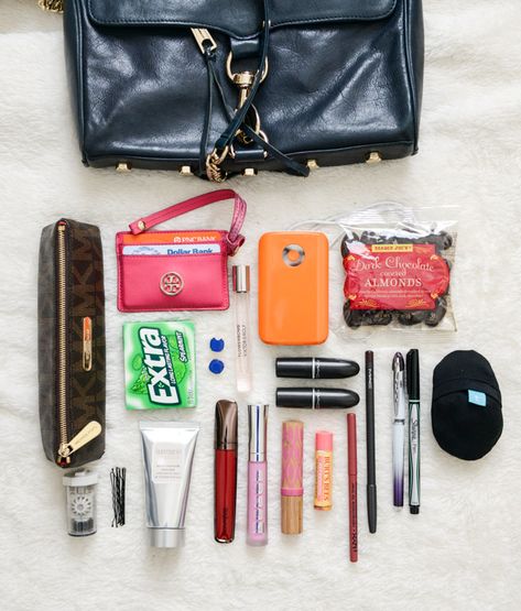 Small Purse Essentials, Minimalist Purse, What's In My Backpack, Everyday Bag Essentials, What's In My Purse, In My Purse, Inside My Bag, Whats In Your Purse, Purse Essentials