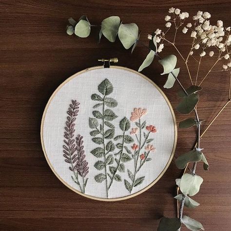 Eucalyptus Embroidery, Embroidery Hoop Decor, Beginner Embroidery Kit, Embroidery For Beginners, Embroidery Inspiration, Ribbon Embroidery, Embroidery Kits, Embroidery Hoop, Embroidery Art