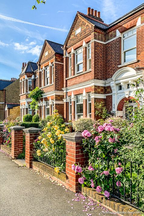 Houses in East Dulwich. This part of  south London is underrated and worth visiting. Click through for more pictures on the A Lady in London blog.   #southlondon #eastdulwich #london Houses In London, London Homes, Historic London, England Houses, Facade Ideas, Brick Houses, English Houses, London Houses, Front Gardens