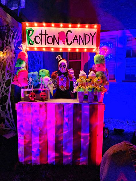 Halloween Candy Booth Ideas, Creepy Clown Party Ideas, Halloween Carnival Front Yard, Freakshow Theme Party, Scary Ticket Booth, Scary Carnival Trunk Or Treat Ideas, Halloween Town Theme Party, Halloween Carnival Outdoor Decor, Halloween Decorations Clown Theme