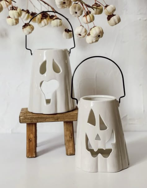 These are super cute ! And I'm happy to have found a set Ghost Lantern, Ceramic Ghost, Ceramic Lantern, Halloween Facts, Halloween Movie, Fall Halloween Decor, At The Door, Spooky Decor, About Halloween