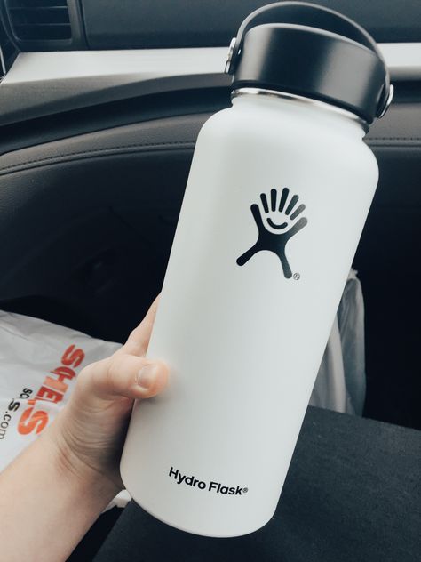 😍😍❤️ White Hydroflask Aesthetic, Hydro Painting, Flask Art, Back To School List, Hydro Flask Bottle, Dark Cottage Core, Flask Design, Hydro Flask Water Bottle, Trendy Water Bottles