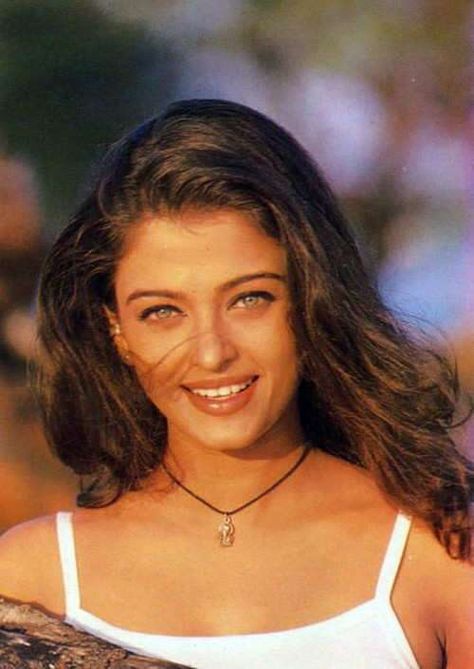 Proof That Young Aishwarya Rai Bachchan Was Too Gorgeous To Be True | Femina.in 90s Bollywood Aesthetic, Bollywood Aesthetic, Retro Bollywood, 90s Bollywood, Aishwarya Rai Bachchan, Vintage Bollywood, Indian Aesthetic, Aishwarya Rai, Bollywood Actress