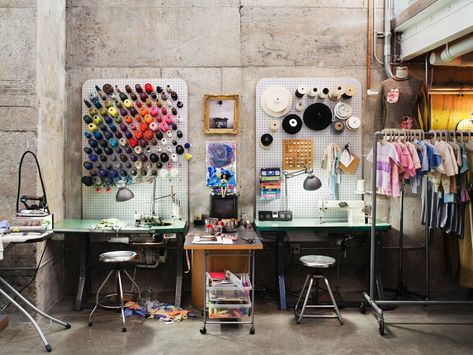 Fashion Designer Studio Workspaces Sewing Rooms, Tailor Store, Art Studio Storage, Textile Studio, Design Studio Workspace, Sewing Station, Café Design, Sewing Room Storage, Fashion Designer Studio