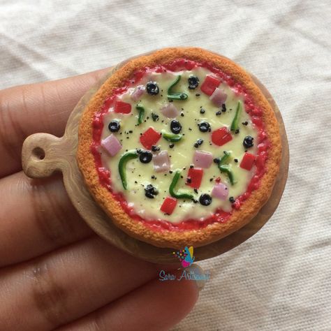 Miniature clay pizza #saraartisanat #clayminiatures #fakefood #fridgemagnets #minifood #polymeclayminiatures #foodpictures #miniaturefood #miniaturepizza Pizza With Clay, Miniature Clay Food, Campfire Drawing, Clay Fridge Magnets, Clay Pizza, Clay Fridge, Miniature Pizza, Miniture Food, Clay Crafts For Kids