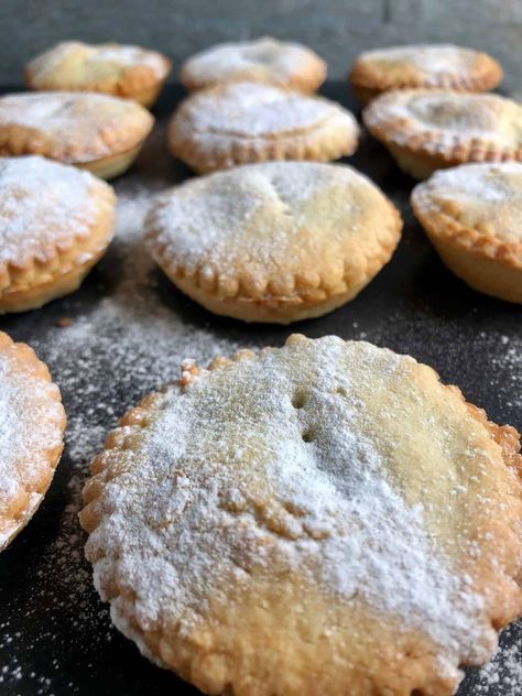 Christmas Mince Pies, Sweet Pastry Recipes, Mince Pie Pastry, Fruit Mince Pies, Mince Pie Recipe, Shortcrust Pastry Recipes, Mince Pies Christmas, British Baking Show Recipes, Tart Baking