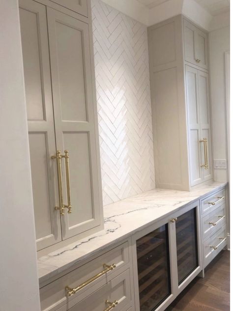 Acrylic Kitchen, Herringbone Tile Backsplash, Marble Herringbone, Gray Cabinets, Herringbone Tile, Hus Inspiration, Butler's Pantry, Grey Cabinets, Pantry Design