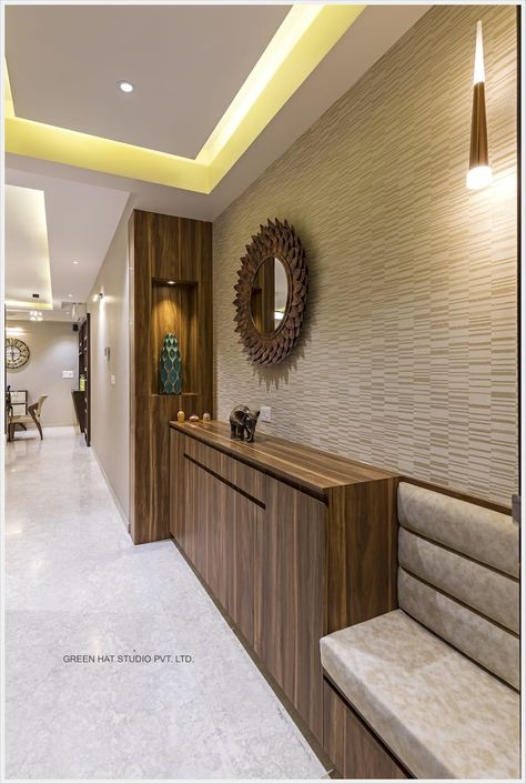 Entrance: corridor & hallway by green hat studio pvt ltd | homify Interior Design Luxury Modern, Modern Corridor, Luxury Interior Design Living Room, Vstupná Hala, Hallway Stairs, Entrance Modern, Hallway Designs, Hallway Design, Entrance Door Design