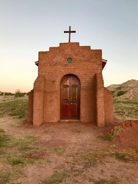 Mexican Pueblo House, Mexican Western Aesthetic, Southwestern Architecture, Hacienda Mexico, Old Mexican House, Mexico Outfit Ideas, Mexico Trip Outfits, Mexico Beach Outfits, New Mexico Aesthetic