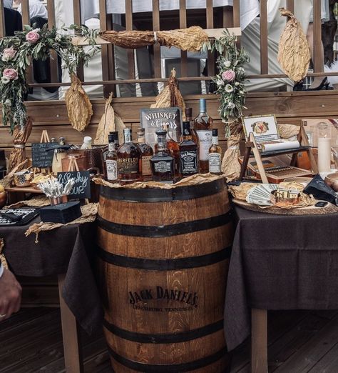 Vintage Whiskey Bar, Whiskey Barrel Party Decor, Whisky Table Wedding, Whiskey Table Ideas, Whisky Bar Party Ideas, Cigars And Whiskey Bar Wedding, Whisky Bar Wedding, Whisky And Cigars Birthday, Peaky Blinders Table Decorations