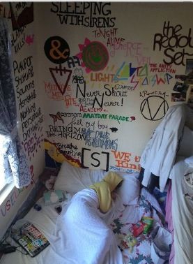 I want this for my room so badly Punk Bedroom, Closet Doors Painted, Graffiti Room, Bedroom Closet Doors, Grunge Room, Room Goals, Room Closet, Diy Room, Teen Room