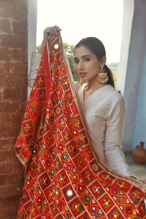 Indian Outfits Modern, Phulkari Saree, Holographic Fashion, Phulkari Dupatta, Hearts On Fire, Lehnga Dress, Frock Fashion, Indian Bridal Outfits, Trendy Fashion Tops