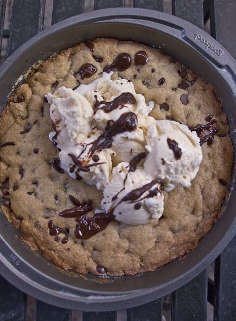 Cookie In A Cake Pan, Panookie Recipe, Cookie Pan, Cookie In A Pan, Pizza Cookie Recipe, Homemade Pazooki, Pizookie Recipe Easy, Pazookies Desserts, Cookie Pan Recipe