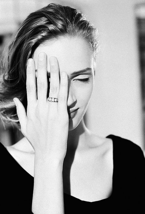 Uma Thurman Iconic Pictures, Big Hands, Celebrity Photography, Peter Gabriel, Uma Thurman, Winona Ryder, John Travolta, Bruce Willis, Eye Of Horus