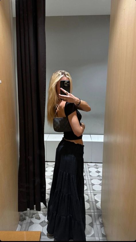 Black Flowy Top Outfit, Black Skirt Outfit Summer Aesthetic, Black Flowy Skirt Outfit Summer, Summer Outfit Black Skirt, Black Long Flowy Skirt Outfit, Black Maxi Skirt Outfit Spring, Black Flowy Maxi Skirt Outfit, Black Maxi Skirt Aesthetic, Long Flowy Skirt Outfit Summer