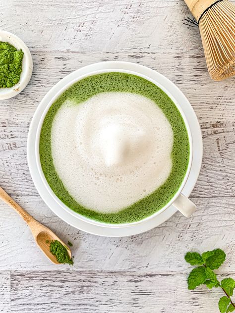 Peppermint Matcha Latte - Simple and Fraiche Peppermint Matcha Latte, Flavored Matcha Latte, Peppermint Tea Latte, Peppermint Matcha, Peppermint Water, Peppermint Latte, Beverage Ideas, Morning Matcha, Matcha Latte Recipe