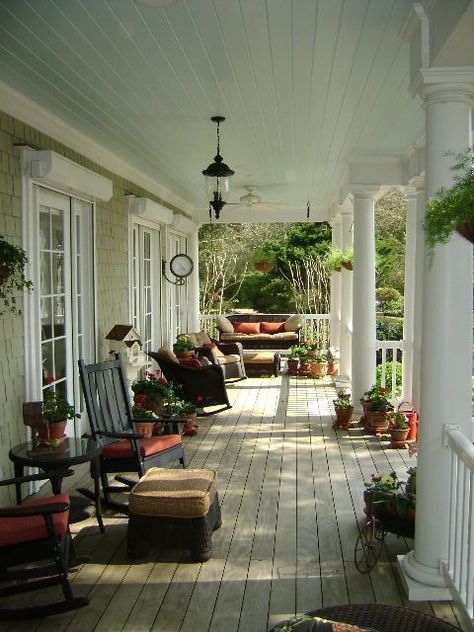 I want this large front porch! Farmhouse Front Porches Decorations, Southern Front Porches, Southern Front Porch, Country Porches, Veranda Design, Porch Kits, Rocking Chair Porch, Building A Porch, Front Porch Design