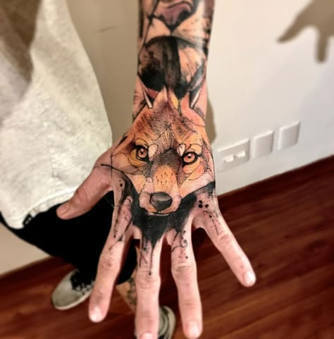 Fox done on guy's hand by Lincoln Lima, an artist based in São Paulo, Brazil. Red Fox Tattoos, Small Wolf Tattoo, Fox Tattoos, Fox Tattoo Design, Hyper Realistic Tattoo, Wolf Tattoo Sleeve, Wolf Tattoo Design, Fox Tattoo, Hand Tattoos For Guys