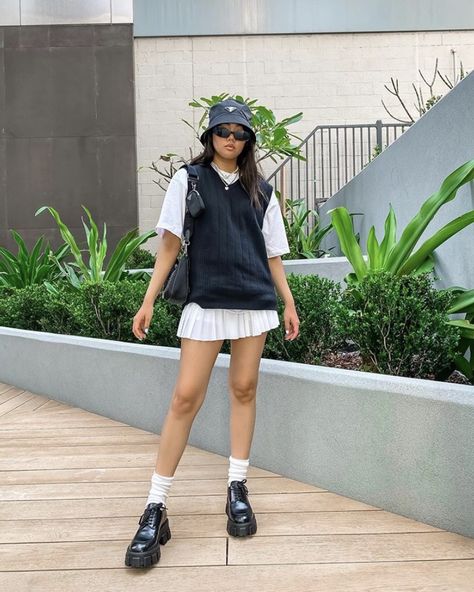 White Tennis Skirt Outfit Street Style, Tennis Skirt Street Style, Outfits With Tennis Skirts, Tennis Skirt Outfit Summer, Tennis Skirt Outfit Street Style, Black Tennis Skirt Outfit, White Tennis Skirt Outfit, Tennis Skirt Outfits, Tennis Skirt Black