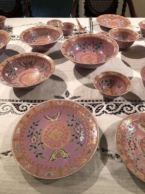 Setting Plates, Pottery Museum, Plate Setting, China Set, Keramik Design, Pretty Plates, Vintage Kitchenware, Dream Apartment, Dream House Interior