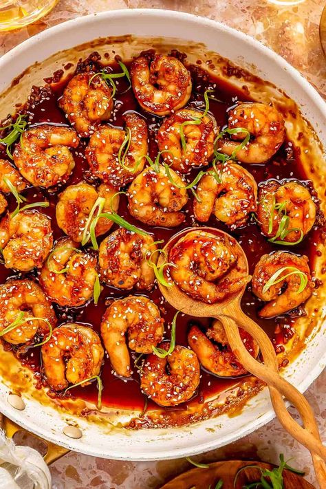 This honey garlic shrimp with a sticky, savory-sweet sauce comes together in less than 20 minutes making it the perfect dinner recipe! Honey Garlic Ginger Shrimp, Stir Fry Sauce For Shrimp, Shrimp Teriyaki Recipes, Shrimp Bowl Recipe Asian, Asian Garlic Shrimp, Asian Sauce For Shrimp, Sweet And Spicy Garlic Shrimp, Shrimp Honey Garlic Soy Sauce, Asian Shrimp Marinade