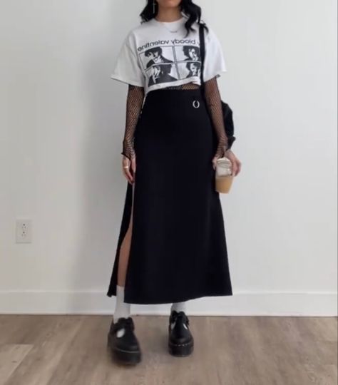 Long Skirt Band Tee Outfits, Long Black Skirt Alternative Outfit, Midi Skirt Alternative Outfit, Alternative Workout Clothes, Summer Outfit Alternative, Black Tube Skirt Outfit, Clothing Styles Edgy, Masc Skirt Outfit, Long Skirt Goth Outfit