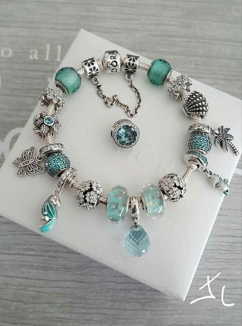 Pandora Bracelet Charms Ideas, Xoxo Jewelry, Girly Bracelets, Pandora Bracelet Designs, Beach Things, Pandora Jewelry Charms, Pretty Jewelry Necklaces, Vinnie Hacker, Culture Magazine