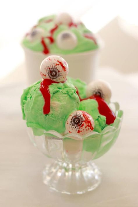 Homemade Halloween Ice Cream Flavors to Die for… Spooky Carnival, Bubblegum Ice Cream, Fall Ice Cream, Carnival Halloween Party, Eye Scream, Halloween Ice Cream, Bigger Bolder Baking, Halloween Party Ideas, Carnival Halloween