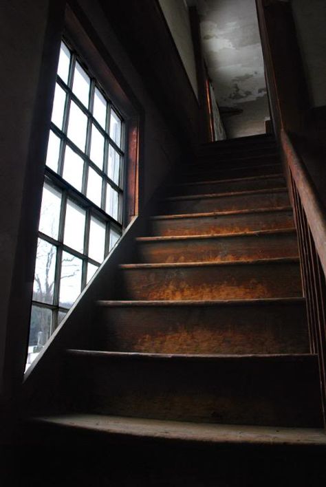 Oh the stories these stairs could tell if only they could speak. Storage Clothes Ideas, Farmhouse Attic, Attic Rooms Ideas, Attic Staircase, Garage Attic, Attic Office, Attic Renovation Ideas, Storage Clothes, Attic Ladder