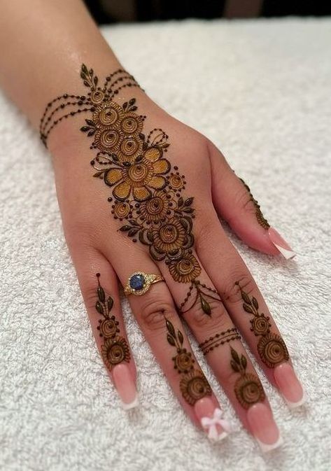 back hand beautiful design 😍 Mehndi Aesthetic Front Hand, Mehedi Design Back Hand Simple, Mehndi On Back Hand, Mehendi Designs Arabic, Back Mehendi Designs, Arabic Mehndi Designs Front Hand, Arabic Mehndi Designs Back, Henna Design Hand, Mehandi Designs Arabic