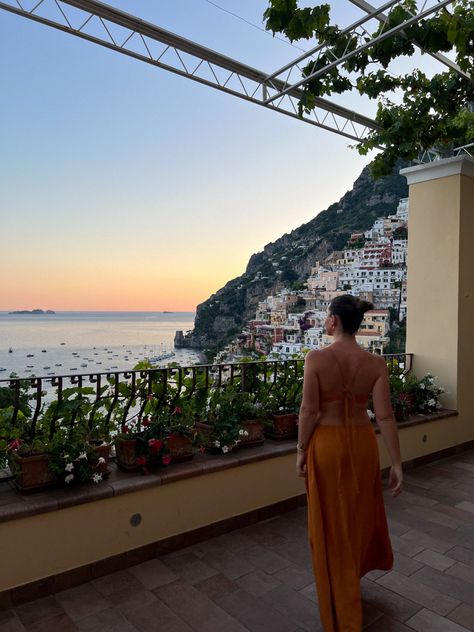 Amalfi Coast Restaurant, Italian Aesthetic Outfit, Outfit In Italy, Holiday Dinner Outfit, Pretty Skys, Maxi Dress Backless, Coast Restaurant, Italy Positano, Lake Outfit