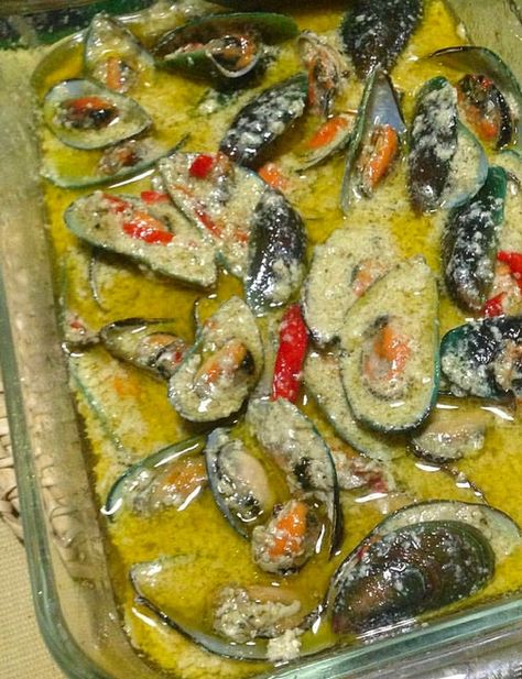 This Ginataang Tahong recipe is absolutely delicious! Affordable menu for any party, prayer meeting, or fiestang bayan. Make it spicy and your guest Pinoy Food Filipino Dishes, Spicy Mussels, Mussel Recipes, Phillipino Food, Philippine Food, Seafood Delight, Easy Filipino Recipes, Pinoy Recipe, Pinoy Foods