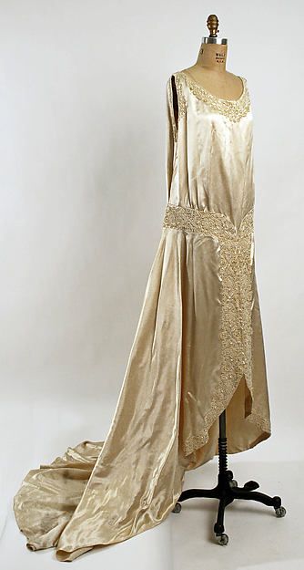 Wedding dress Date: ca. 1928 Culture: American Medium: [no medium available] Dimensions: [no dimensions available] Credit Line: Gift of C.J. Vincente Minetti, 1972 Accession Number: 1972.209.25a, b 1920s Wedding Dress, Style Année 20, 1920 Fashion, Trendy Wedding Dresses, 20s Fashion, Wedding Gowns Vintage, Vintage Gowns, A Wedding Dress, Vestidos Vintage