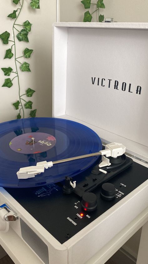 Blue Record Aesthetic, Vinyl Aesthetic Dark, Vynl Records Aesthetic Room, Vinyl Record Astetic, Recordplayer Vintage Aesthetic, Ocean Bedroom, Vinyl Aesthetic, Turn Table Vinyl, Room Redesign