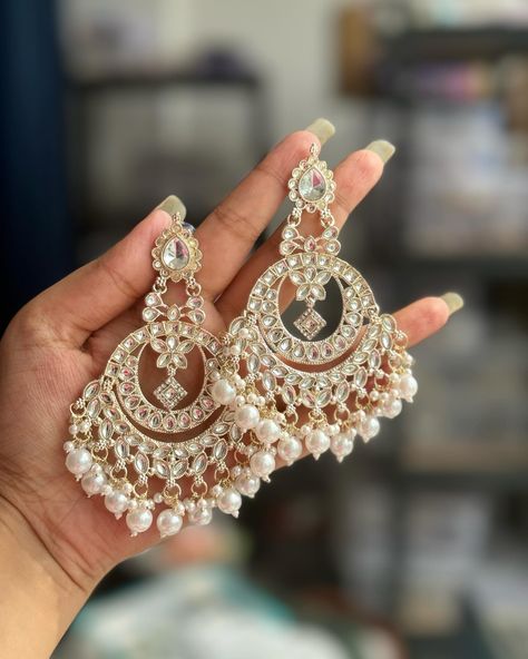 Namita Kundan Chandbali ❤️ ₹499/- Free Shipping In India Dm us for orders White Earrings Indian, Capsule Wardrobe Jewelry, Desi Jewellery, Kundan Chandbali, Desi Things, Desi Jewelry, Aesthetic Jewellery, Indian Wedding Jewelry Sets, Indian Accessories