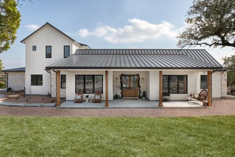 Brown Metal Roof White House, White House Black Metal Roof Wood Accents, Homes With Stucco And Siding, Stucco Metal Roof, Modern Metal Roofing Ideas, Ranch House Metal Roof, White Barndo With Black Roof, White Stucco House Black Trim Wood Accents, White Stucco Farmhouse