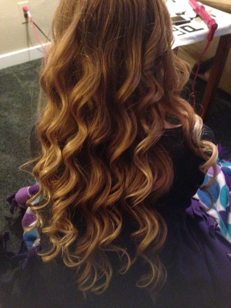 Loose wand curls Horizontal Curls, Wond Curls, Loose Wand Curls, Diffuser Curls, Cable Curls, Curly Iron, Trends In 2023, Natural Looking Curls, Using A Curling Wand