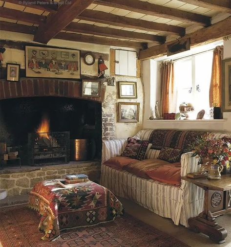 Rustic Eclectic living room Old English Cottage, English Cottage Interiors, English Interior, Casa Country, Storybook Cottage, English Decor, Cottage Living Rooms, Cottage Interior, English Cottage Style