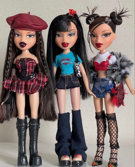 Bratz Concert Outfit, Bratz Jean Skirt Outfit, Bratz Doll Fits, Bratz Doll Rock Angels, Brat Doll Outfit, 4 Bratz Dolls Aesthetic, Bratz Body Drawing, Bratz Doll Clothes Patterns, Bratz School Outfit