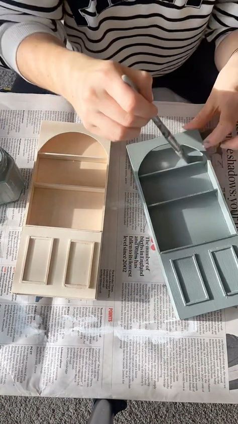 Dolls House Diy Furniture, Making Dollhouse Furniture, 1/6 Scale Dollhouse Diy, Dollhouse Ideas Interiors, Dollhouse Diy Ideas Projects, Make Doll House Furniture, Dolls House Furniture Diy, Making Miniatures Diy, Make Tiny Books